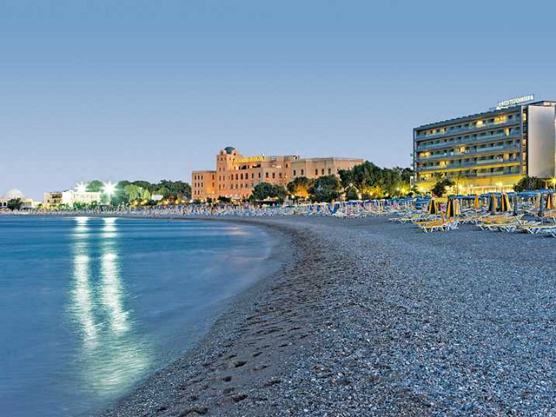 Het kiezelstrand bij het Mediterranean Hotel in RHodos-stad