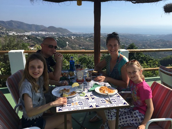 Ria Poulsen met haar gezin in Frigiliana