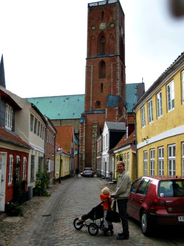 We wandelen naar de kathedraal van Ribe