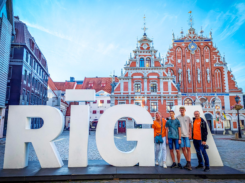 Met ons gezin in Riga bij het Zwarthoofdenhuis