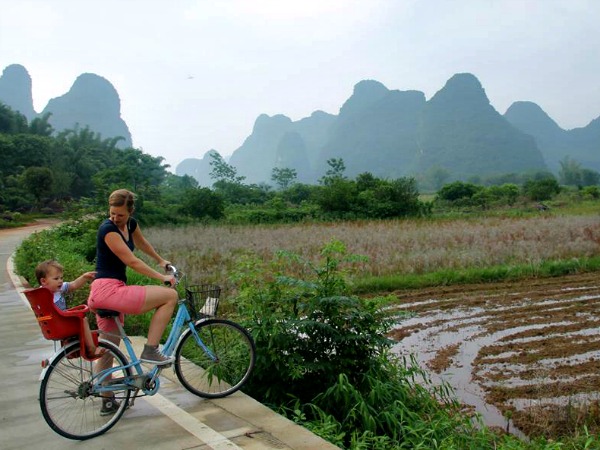 Met de kleine op de fiets door de Chinese rijstvelden