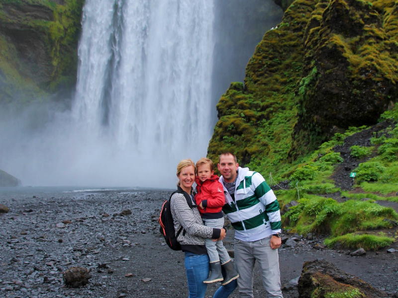 Gezin bij de waterval in IJsland