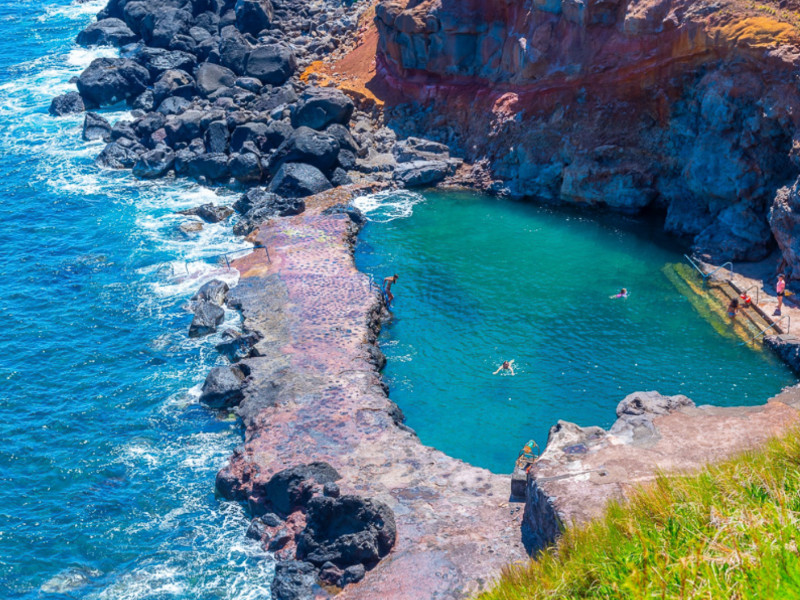 Sao Jorge zwemmen in een natuurlijk zwembad