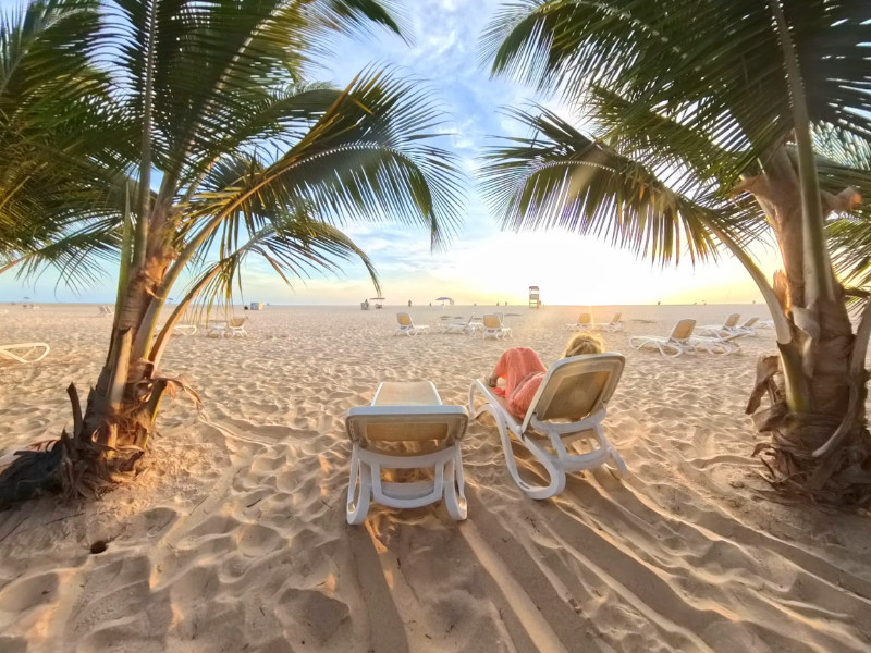 Tussen de palmbomen lig je lekker beschut tegen de wind op Sal, Kaapverdië
