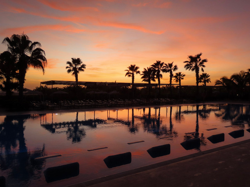 Zonsondergang boven het zwembad van Riu Palace Santa Maria