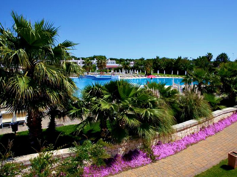 Uitzicht op het zwembad bij Riva Marina Resort Puglia