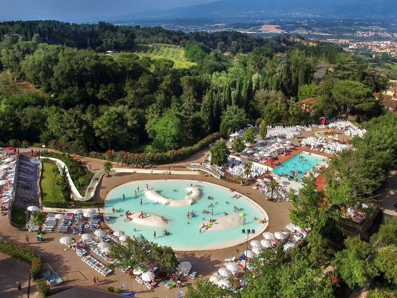 Tussen de glooiende heuvels van Toscane vind je de kindvriendelijke camping Norcenni Girasole. Met gaaf waterpark!