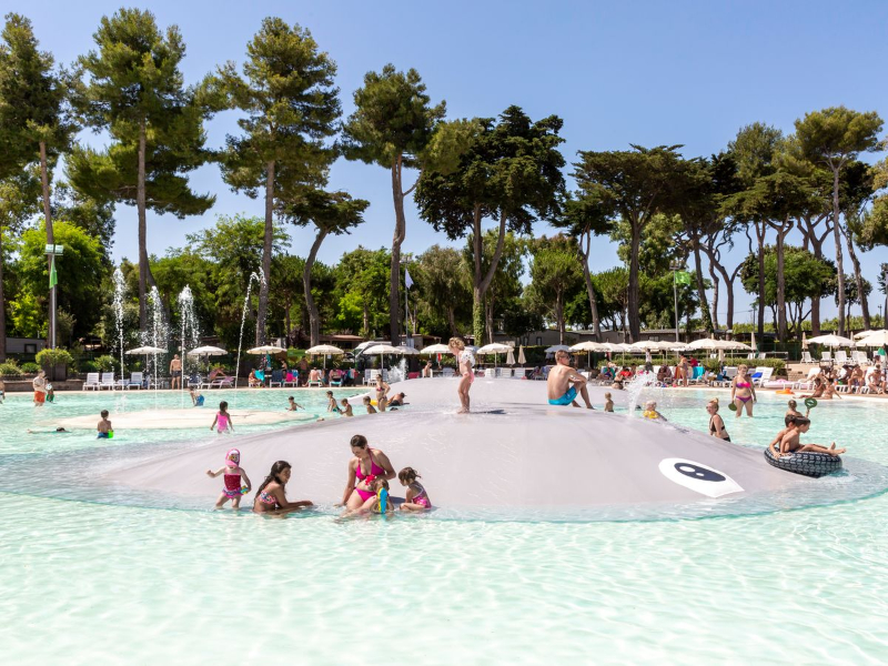DDe zwemlagune voor kleine kinderen op camping park Albatros in Toscane, Italië