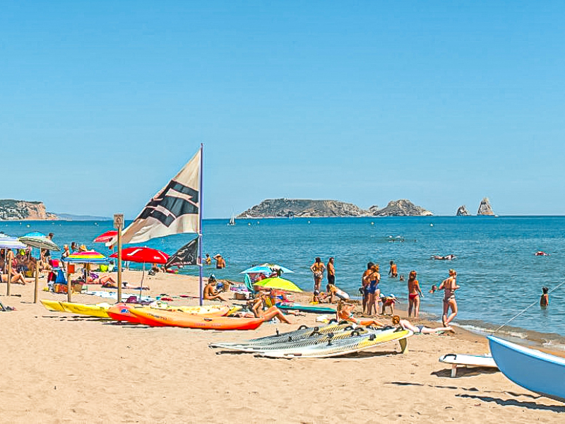 Camping Playa Brava ligt direct aan het zandstrand van de Costa Brava.