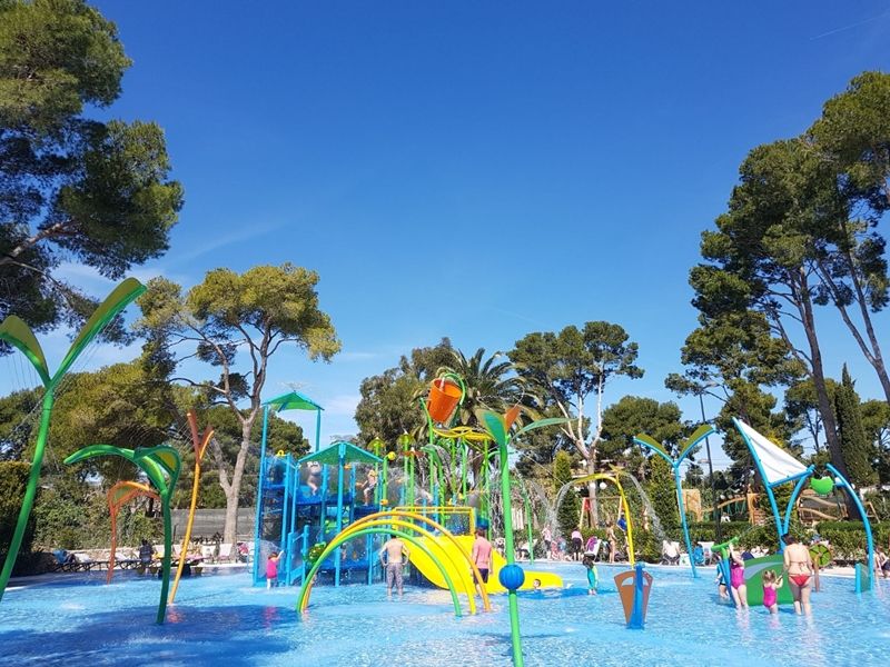 Het spraypark in het waterpark met meerdere zwembaden op camping Playa Montroig.