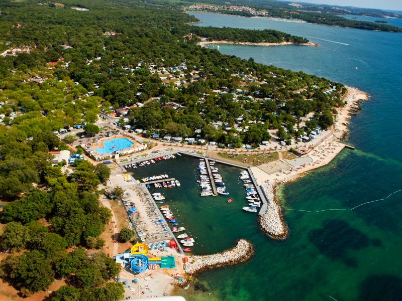 Camping Zelena Laguna aan een helderblauwe baai in Kroatie.