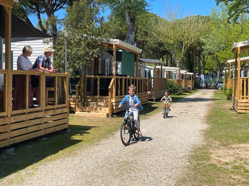 Het terrein van de camping staat vol mooie stacaravans en kindvriendelijke accommodaties.