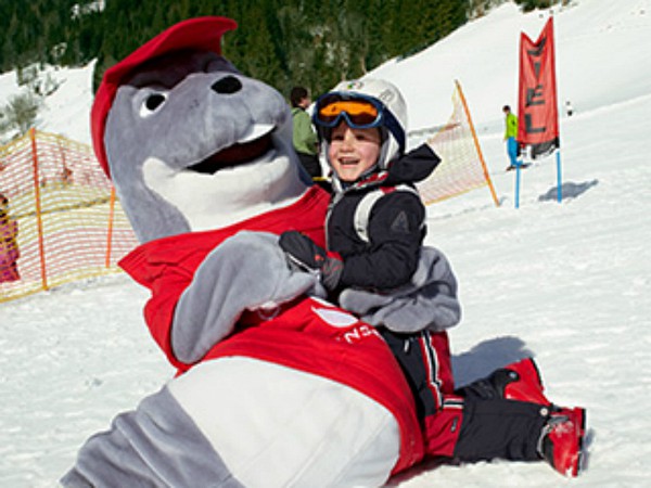 Knuffelen met de wintersport mascotte