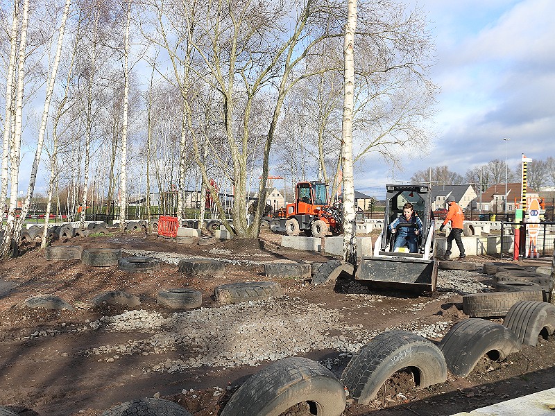 Een hobbelig parcours afleggen met de bobcat