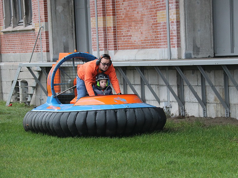 Met de hovercraft over land....bij mooi weer gebeurt dit over water!