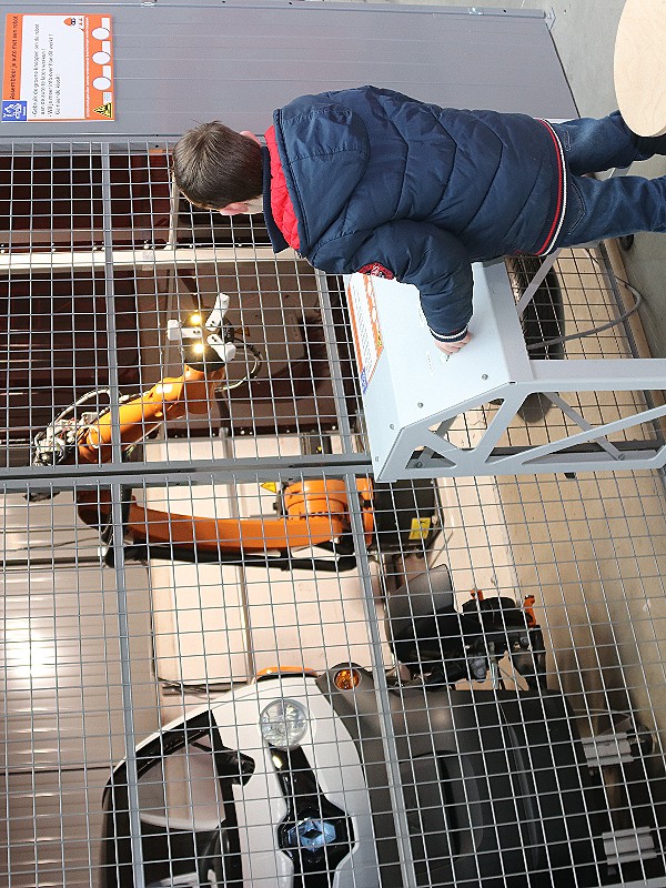 Mama, die robot kijkt mij aan!