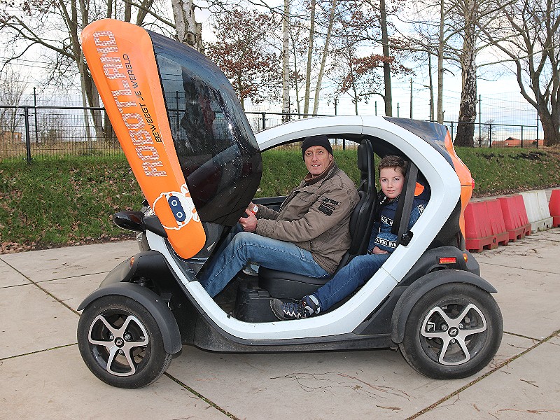 Samen met papa in de Twizy!
