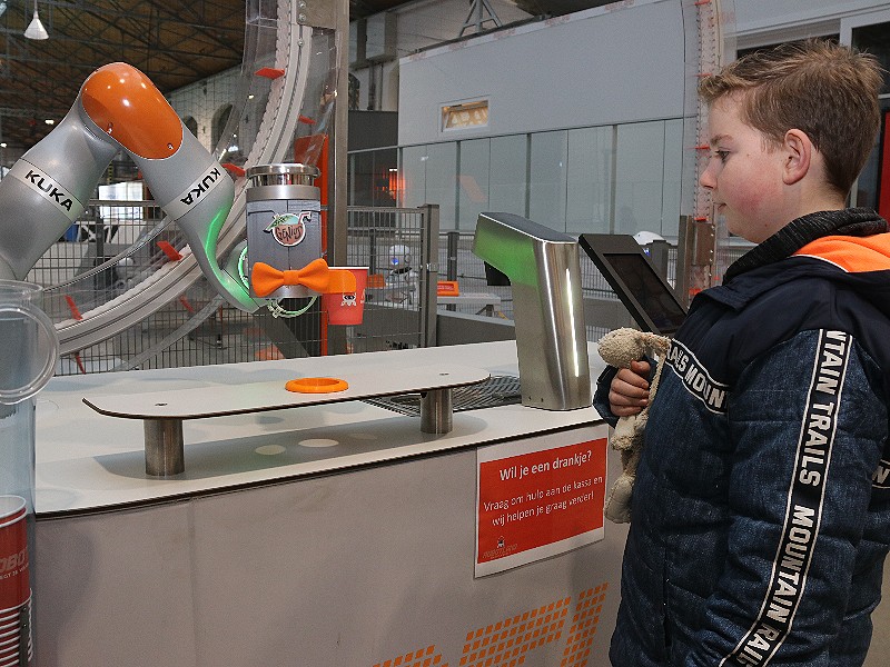 Deze robot tapt met liefde een drankje voor je!