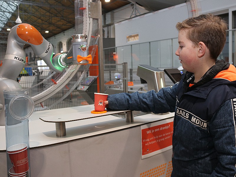 Dat is nog eens leuk: bediend worden door een robot!