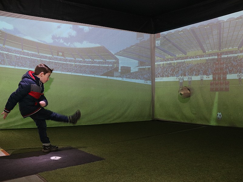 Na een partijtje voetballen is het tijd voor een drankje!