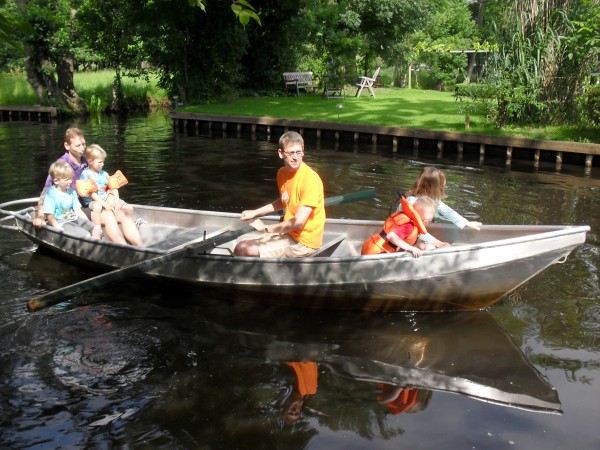 De papa's roeien met de kids in Giethoorn