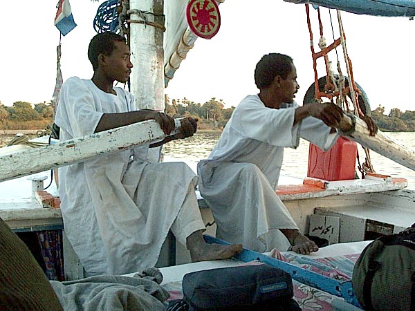 Geen wind dus roeien in de felucca op de Nijl