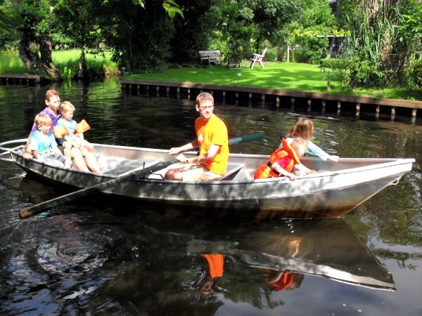 Roeien in Giethoorn in Overijssel