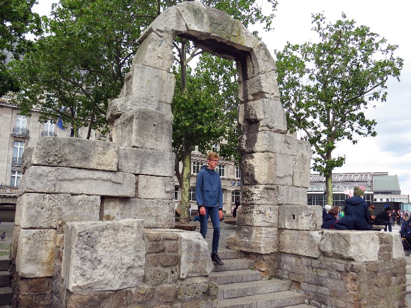 Zeb loopt door de oude Romeinse poort in Keulen