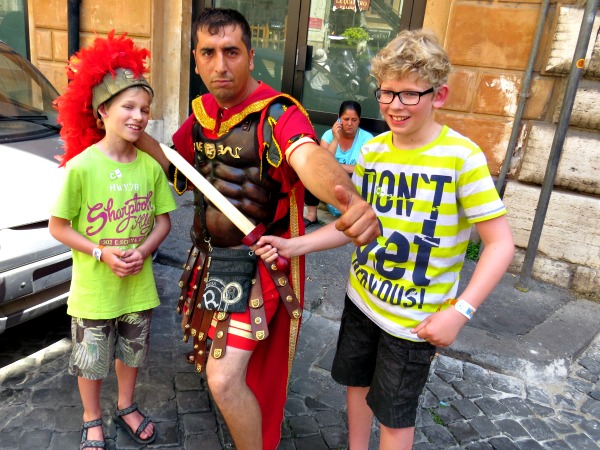 Poseren met een Romeinse soldaat