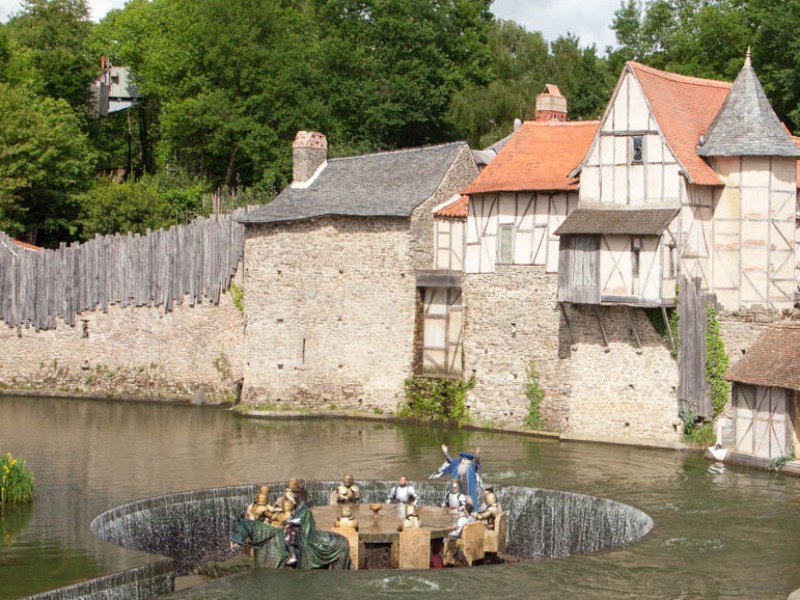 De ronde tafel verschijnt in het water