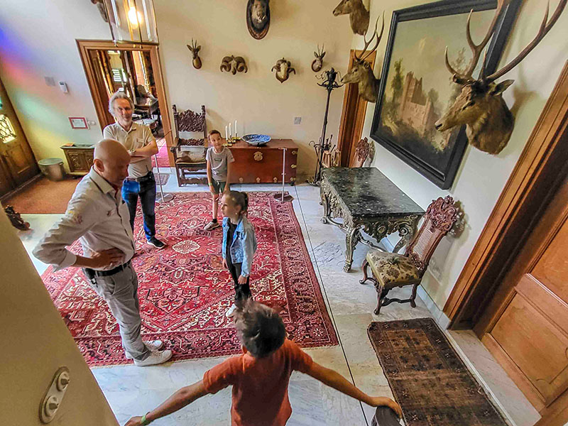 De kinderen luisteren aandachtig naar het verhaal