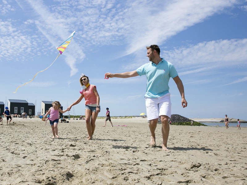 Gezin op het strand bij Roompot Beach Resort