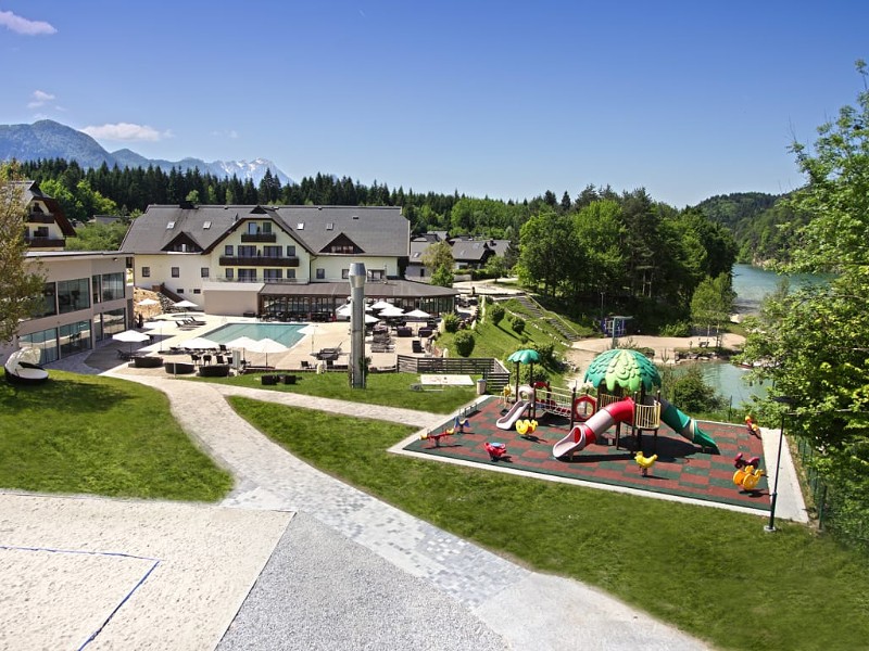 Het zwembad en de speeltuin van Vakantiepark Rosental