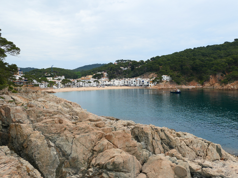 Wandelroute over de rotsen naar Cala Pedrosa