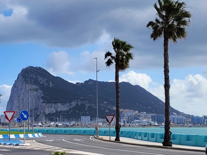 De rots van Gibraltar vanaf de aanrij-route