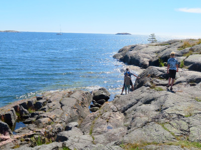 We lopen over de rotsen in Flatvarp