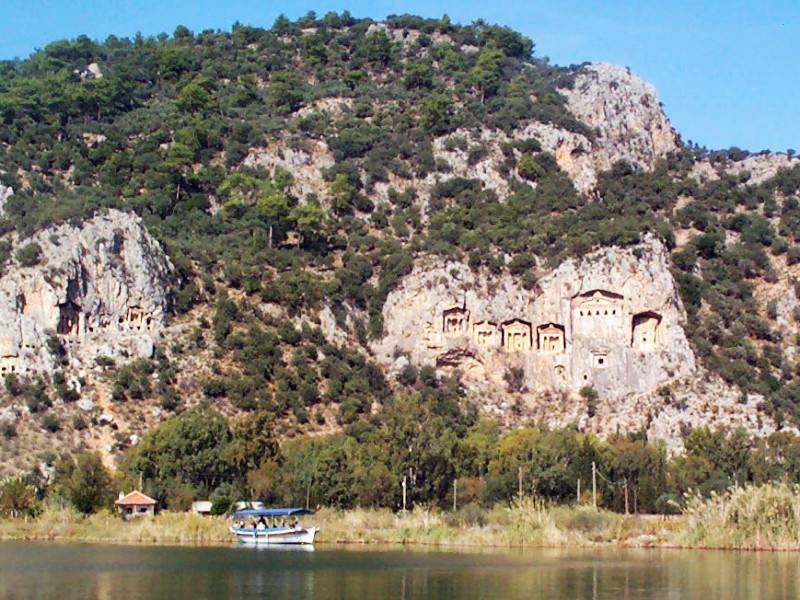 De rivier bij Dalyan, met zicht op enkele rotsgraven