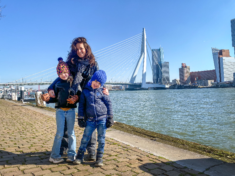 Elisabeth en haar kinderen bij de Erasmusbrug in Rotterdam