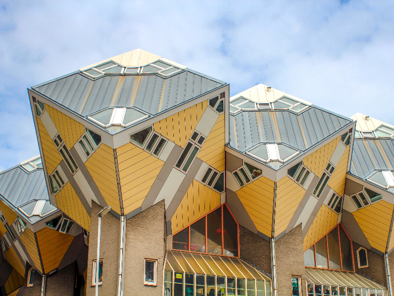 Wist je dat je ook kunt overnachten in de kindvriendelijke Stay Okay van de Kubuswoningen in Rotterdam? Superleuk!