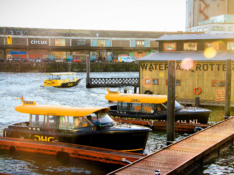 Een tochtje in de watertaxi is superleuk met kinderen in Rotterdam, en het brengt je ook nog eens van A naar B!
