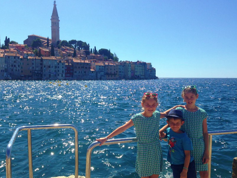 Kinderen bij de zee met op de achtergrond Rovinj