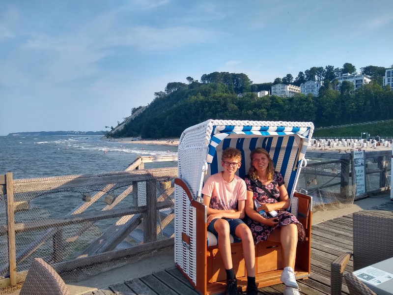 Op de pier van Sellin samen met Zeb in de typische Duitse strandstoel