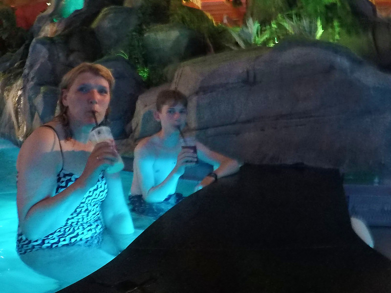 We genieten van een drankje in de Skog Lagune