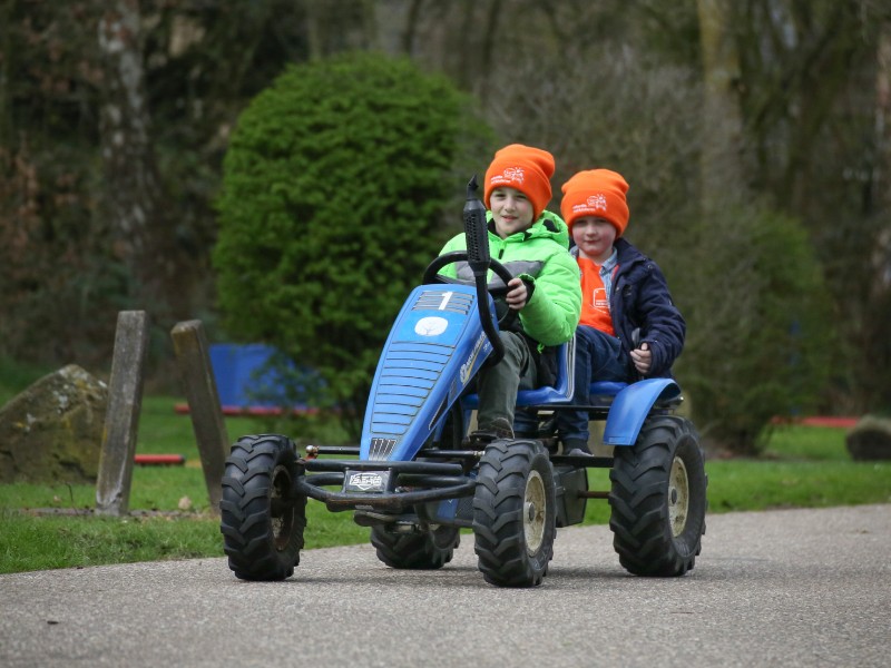 De kinderen op een coole skelter van Landgoed Ruwinkel