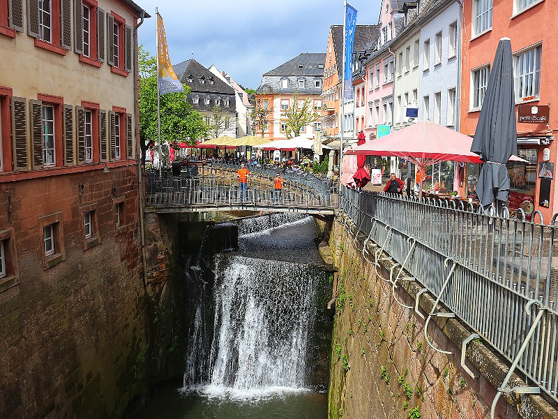 De waterval middenin het centrum can Saarburg met leuke bruggetjes