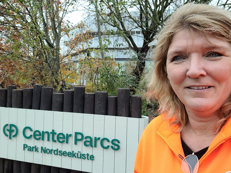 Sabine bij het welkomstbord van Center PArcs Nordseeküste