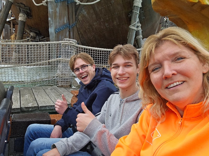 In de achtbaan met mijn zoon en een vriend