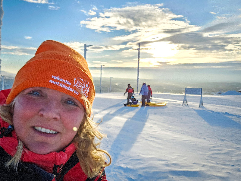 Sabine in Saariselkä met kids op de slee op de achtergrond