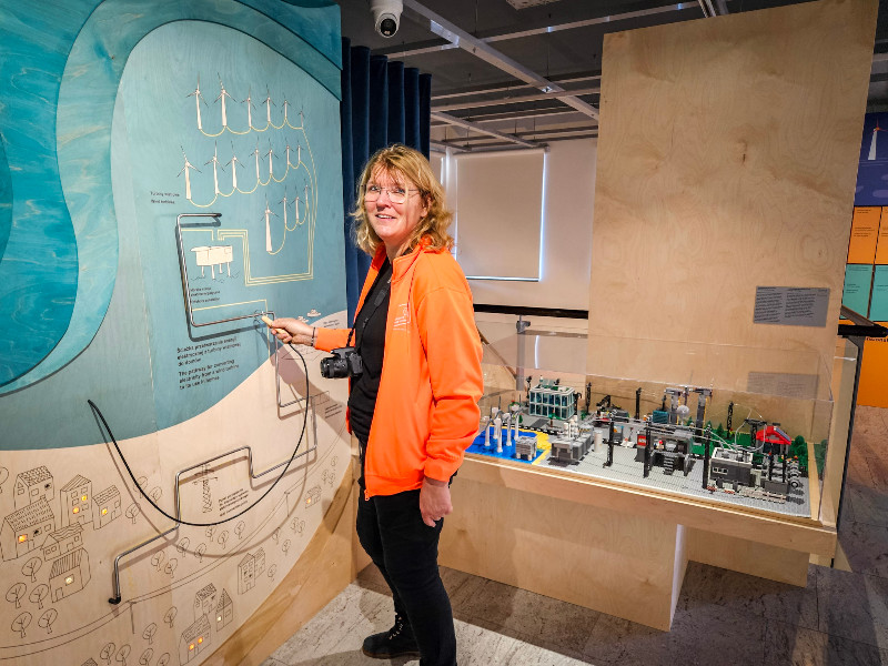 Sabine achter de spiraal in het Maritiem Museum in Gdansk 