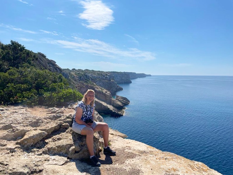 De steen zat niet zo heel lekker. Maar wat een uitzicht. Dit is de kust bij Cala en Porter.